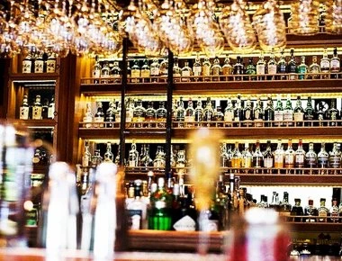 Πάτρα: Πισώπλατα μαχαιρώματα σε μπαρ